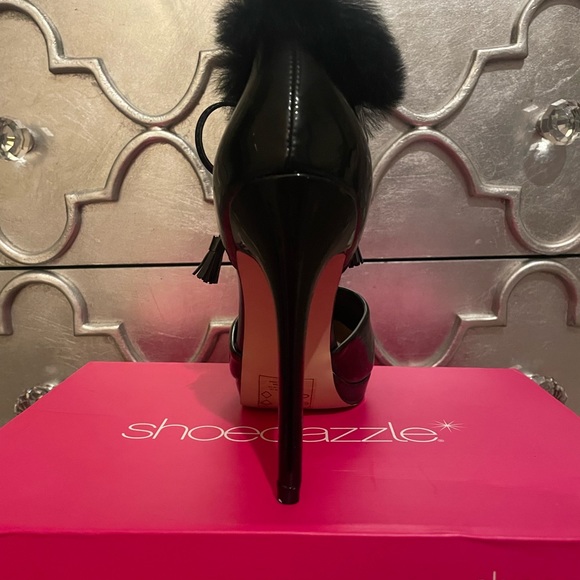 Fur trimmed heels. - Picture 4 of 7